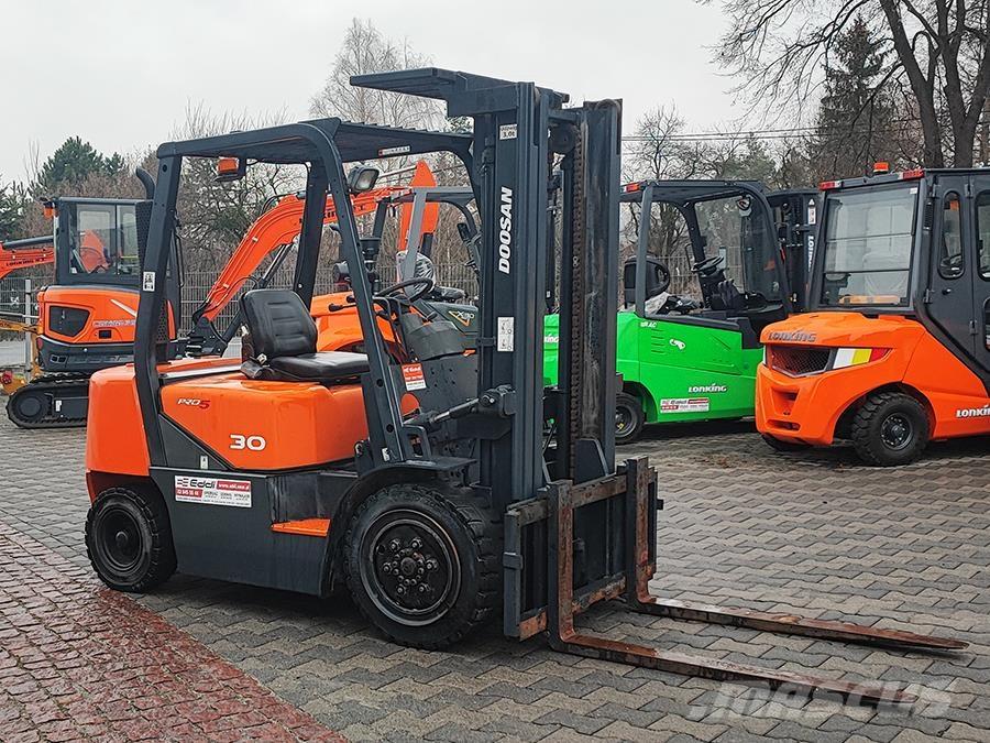 Doosan D30G Tehnika ar dīzeļa dzinēju