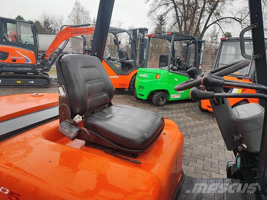 Doosan D30G Tehnika ar dīzeļa dzinēju
