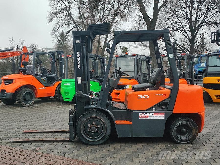 Doosan D30G Tehnika ar dīzeļa dzinēju