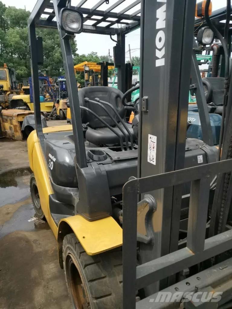 Komatsu 30 Teleskopiskie manipulatori