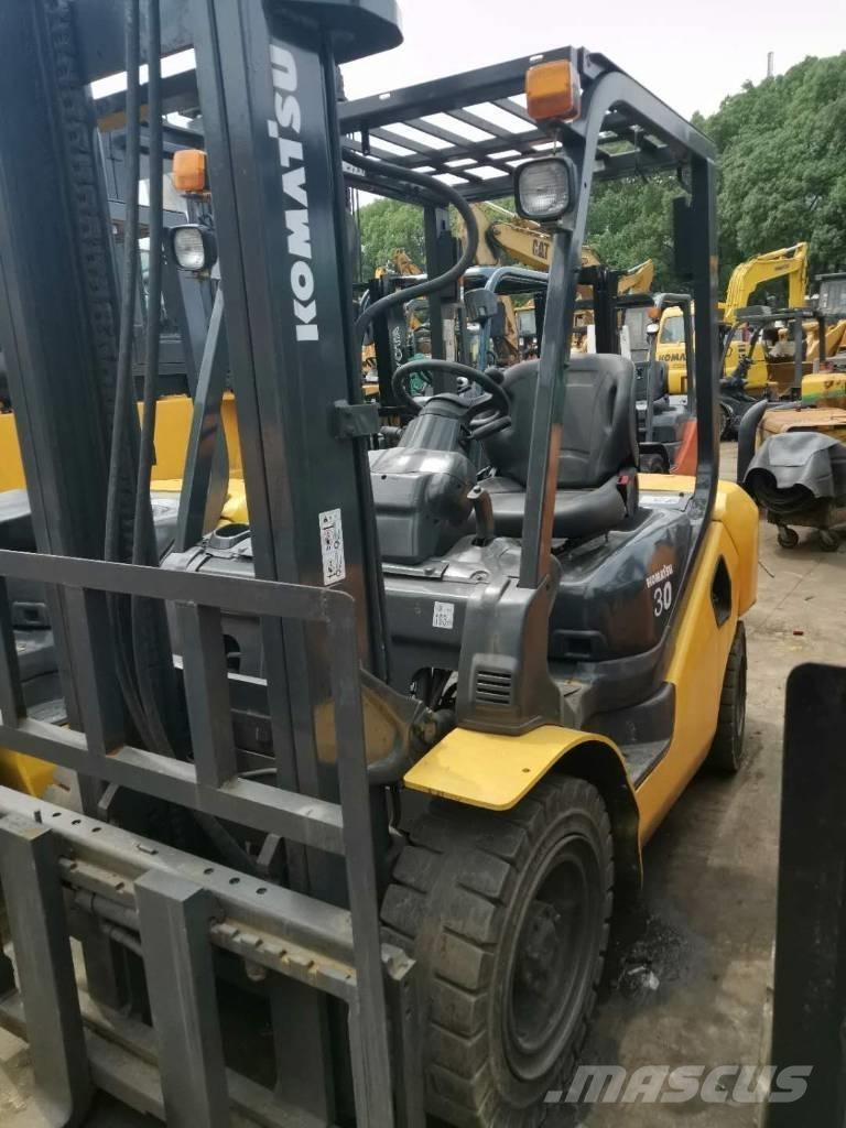 Komatsu 30 Teleskopiskie manipulatori