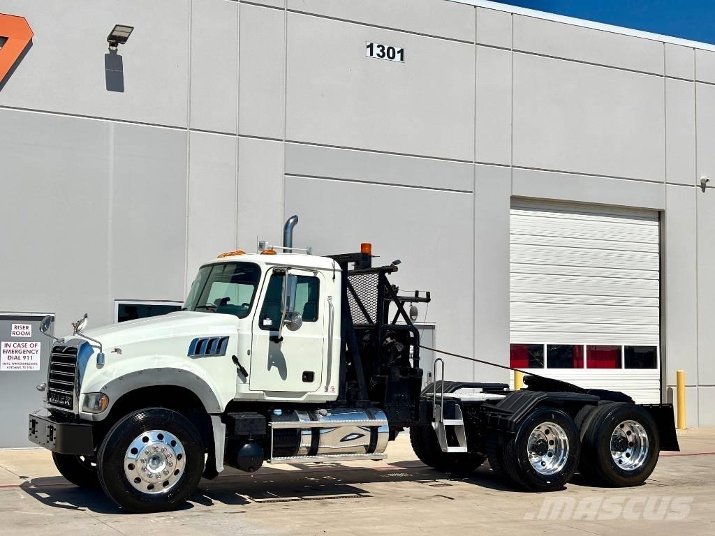 Mack GU713 Evakuators ar manipulatoru