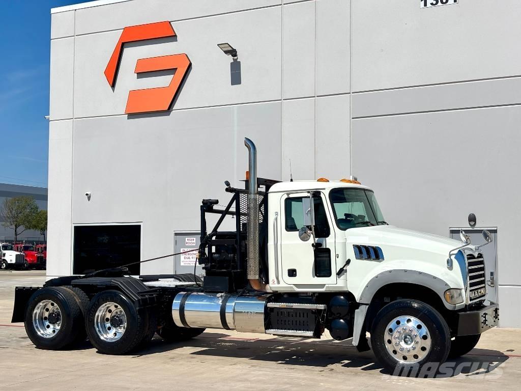 Mack GU713 Evakuators ar manipulatoru