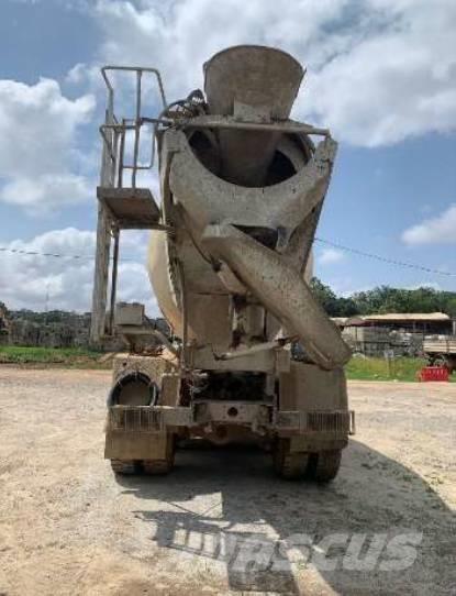 Iveco Trakker 440 Betonvedēji