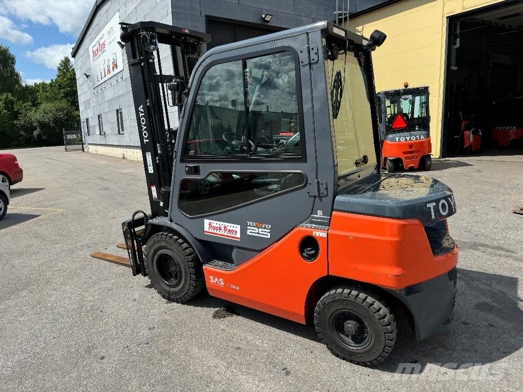Toyota 52-8FDF25 Tehnika ar dīzeļa dzinēju