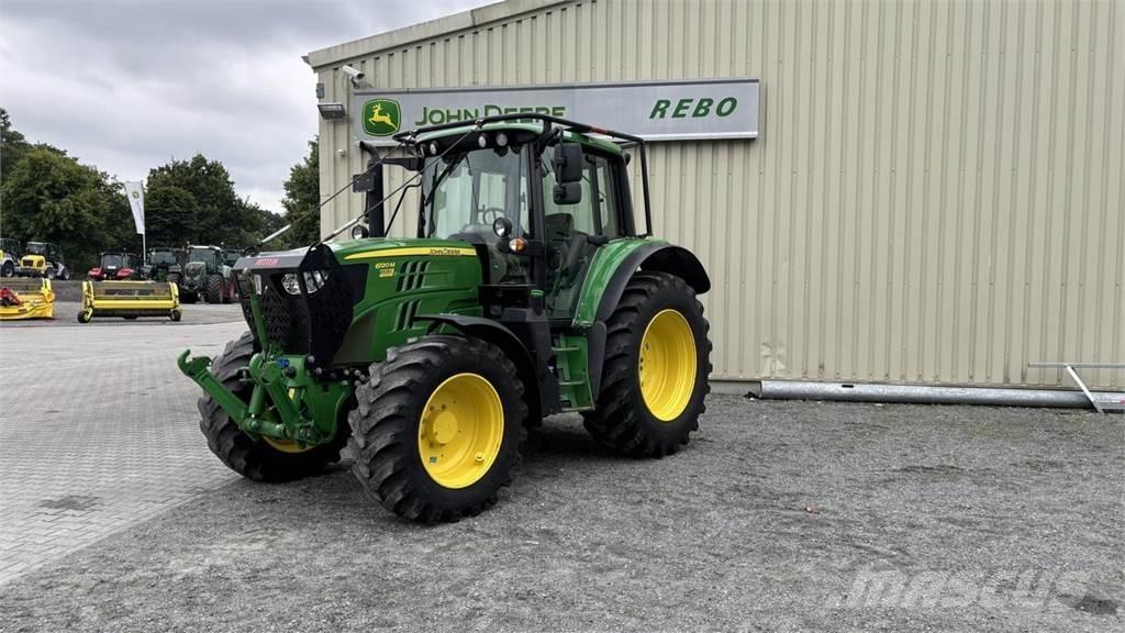 John Deere 6120M Kompaktie traktori