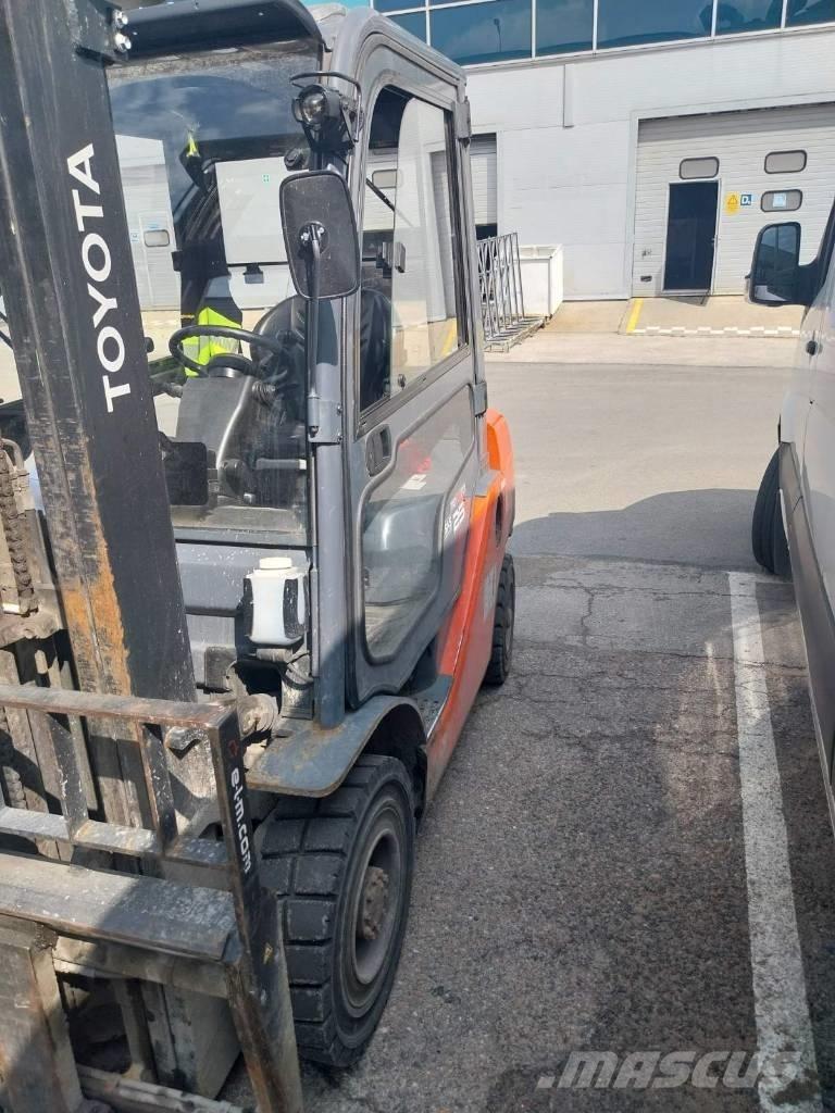 Toyota 02-8FDF25 Tehnika ar dīzeļa dzinēju