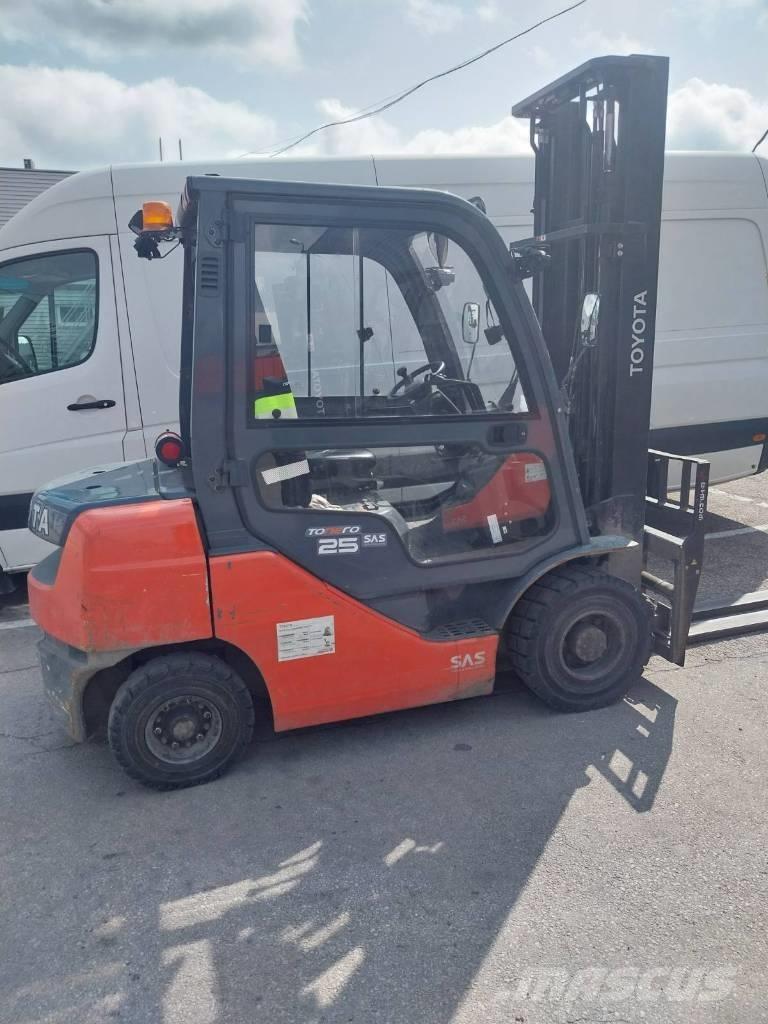 Toyota 02-8FDF25 Tehnika ar dīzeļa dzinēju