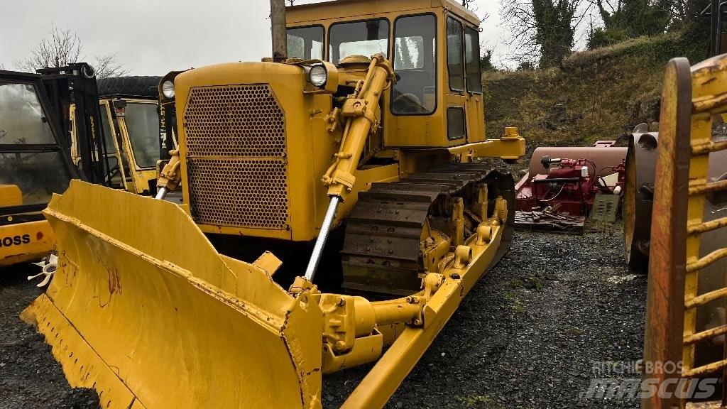CAT D7 with ripper Kāpurķēžu buldozeri