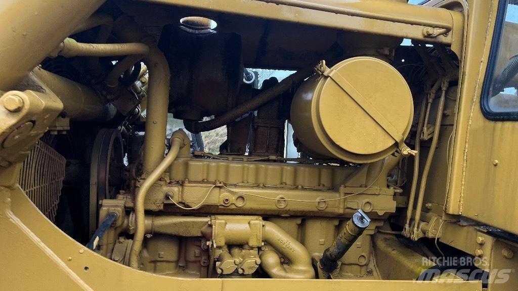 CAT D7 with ripper Kāpurķēžu buldozeri