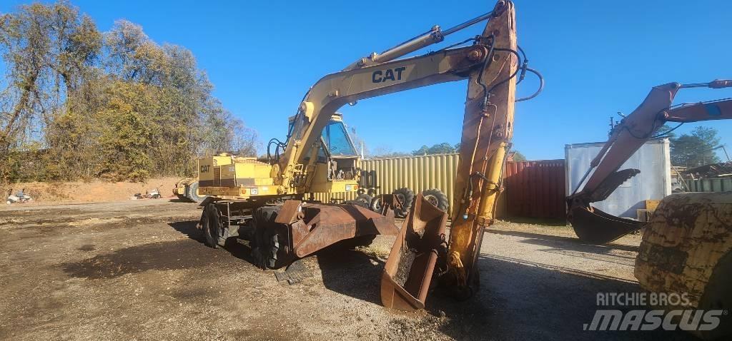 CAT 212 Ekskavatori uz riteņiem