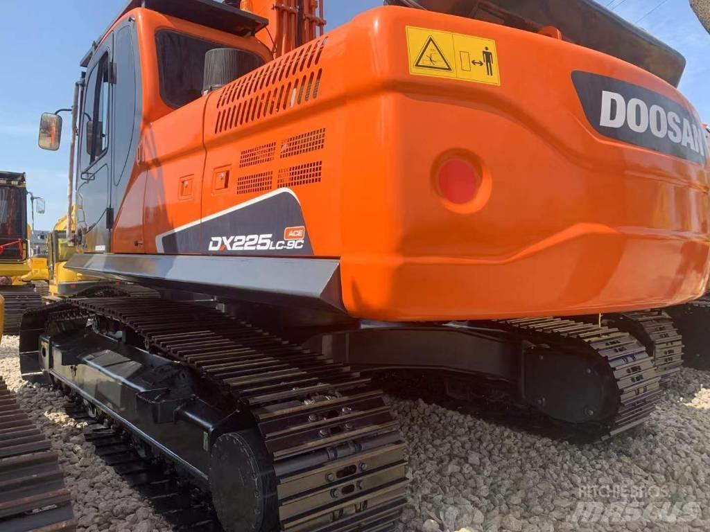 Doosan DX 225 LC Kāpurķēžu ekskavatori