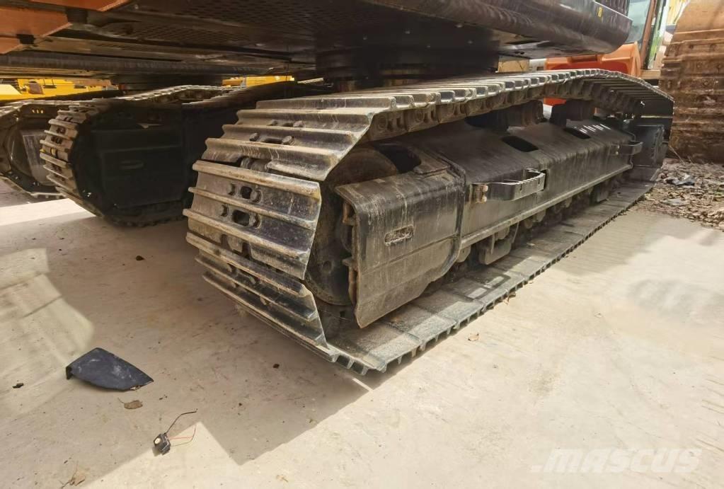 Hitachi ZX 210 Kāpurķēžu ekskavatori