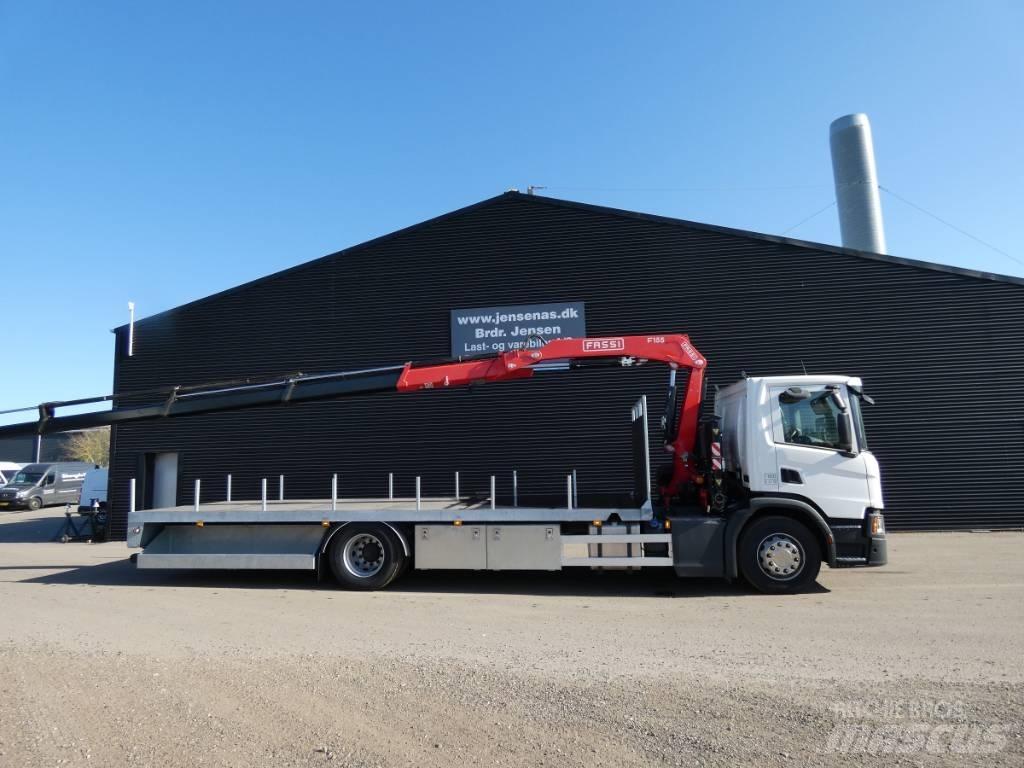Scania P 220 Smagās mašīnas ar celtni