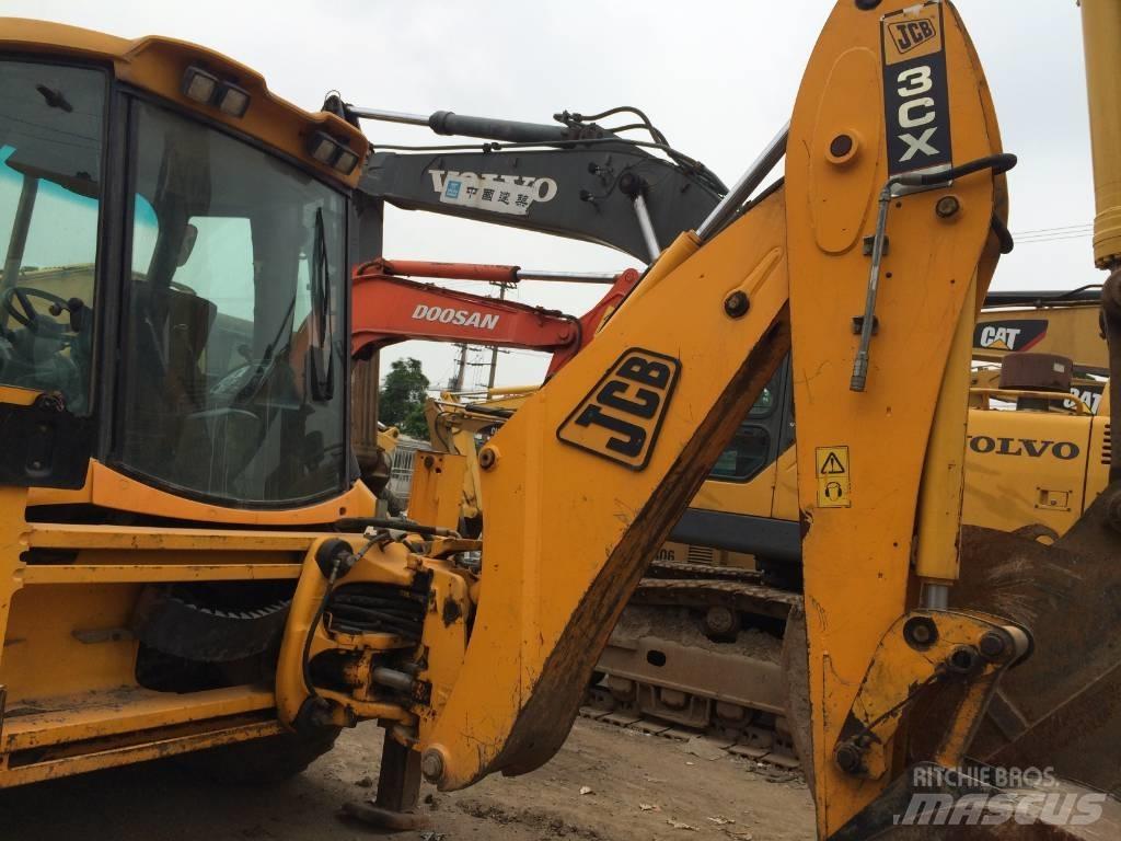 JCB 3CX Ekskavatori-iekrāvēji