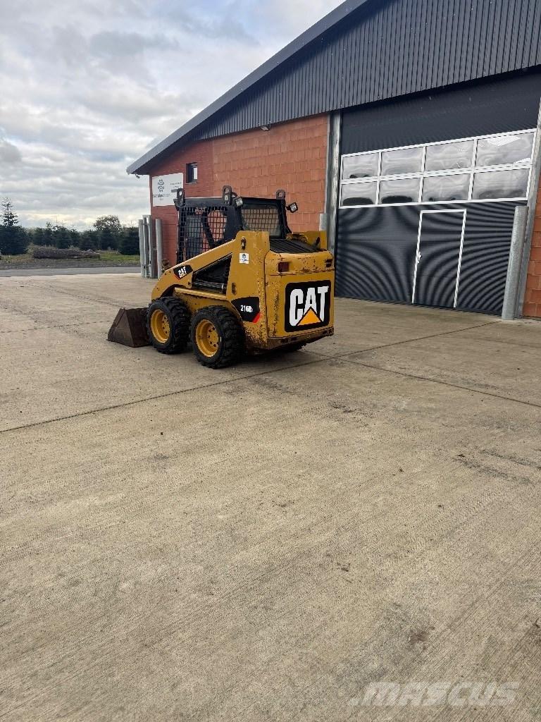 CAT 216 B 3 Lietoti riteņu kompaktiekrāvēji