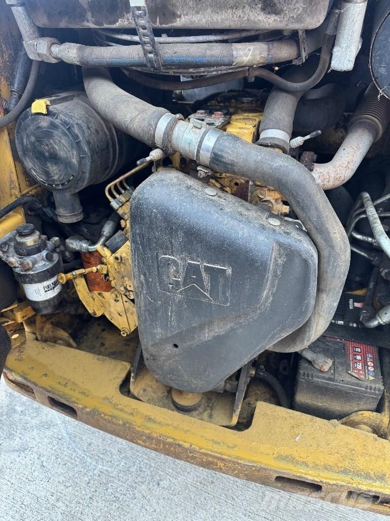 CAT 216 B 3 Lietoti riteņu kompaktiekrāvēji