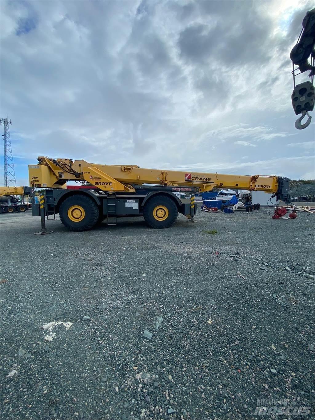 Grove RT880E Celtņi nelīdzenām virsmām