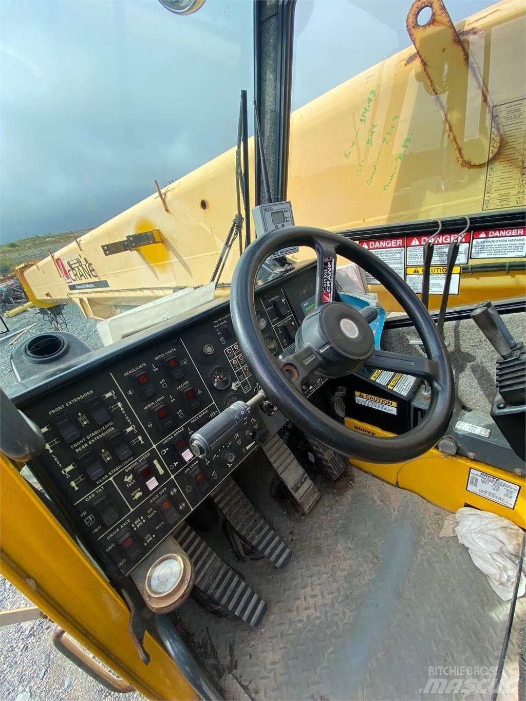 Grove RT880E Celtņi nelīdzenām virsmām