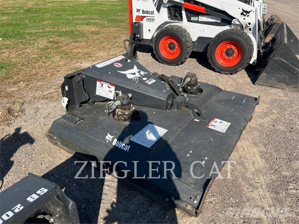Bobcat BRUSHCAT Lietoti riteņu kompaktiekrāvēji