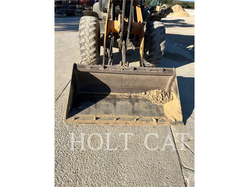 CASE 321F Iekrāvēji uz riteņiem