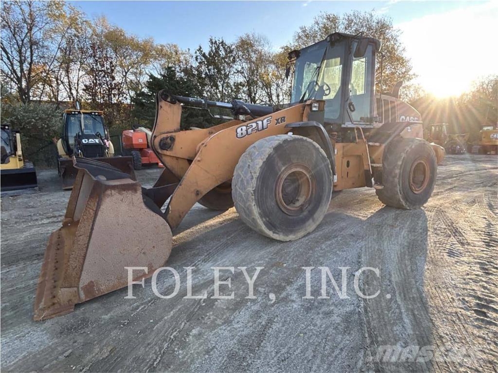 CASE 821F Iekrāvēji uz riteņiem