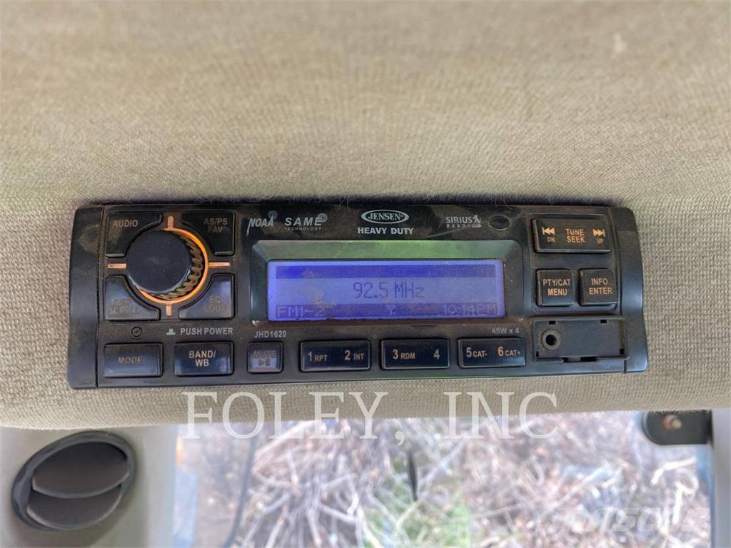 CASE 821F Iekrāvēji uz riteņiem