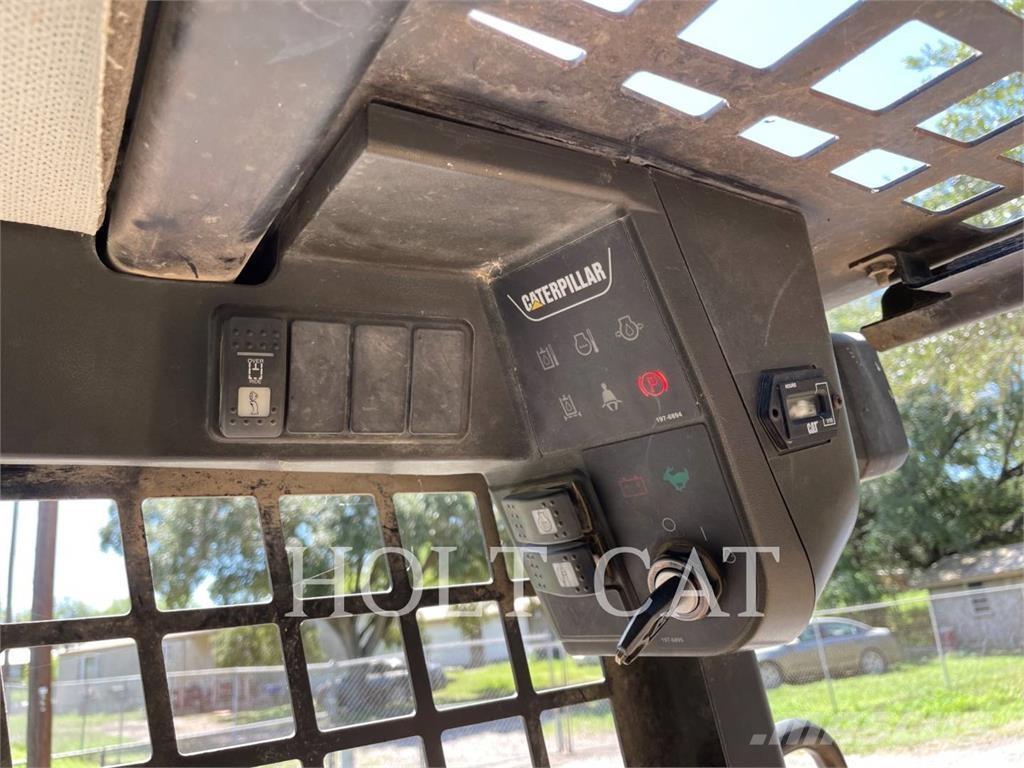 CAT 216 Lietoti riteņu kompaktiekrāvēji