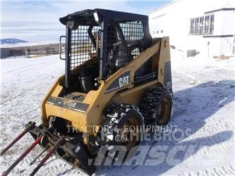 CAT 226 Lietoti riteņu kompaktiekrāvēji