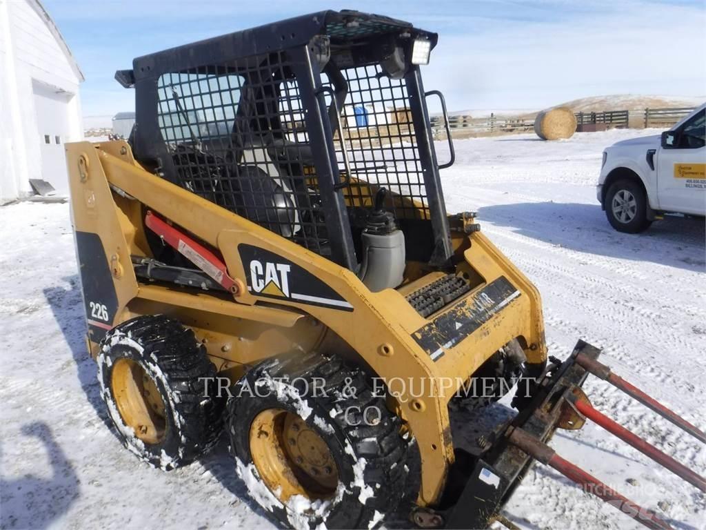 CAT 226 Lietoti riteņu kompaktiekrāvēji