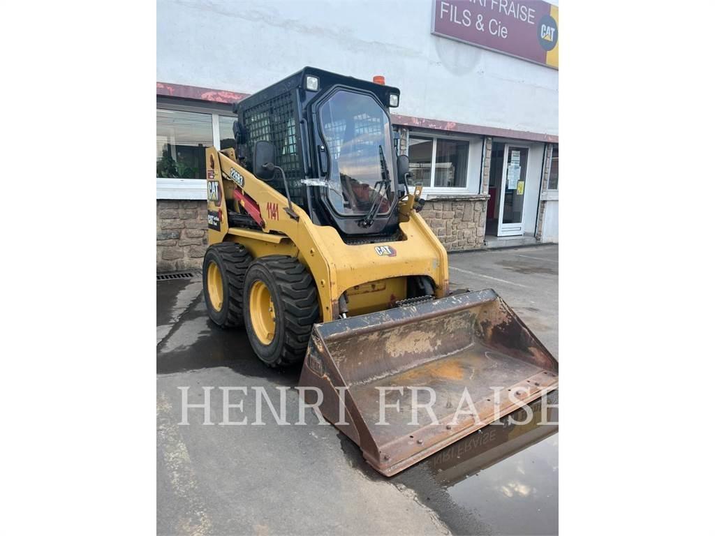 CAT 226B3 Lietoti riteņu kompaktiekrāvēji