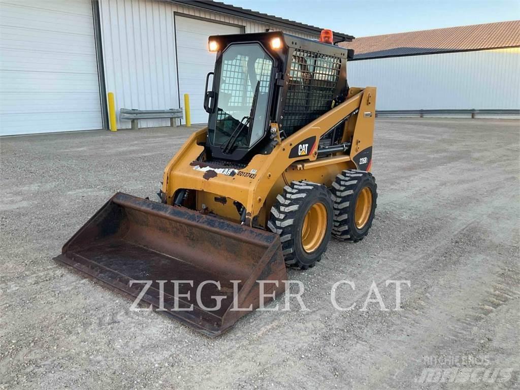 CAT 226B3 Lietoti riteņu kompaktiekrāvēji