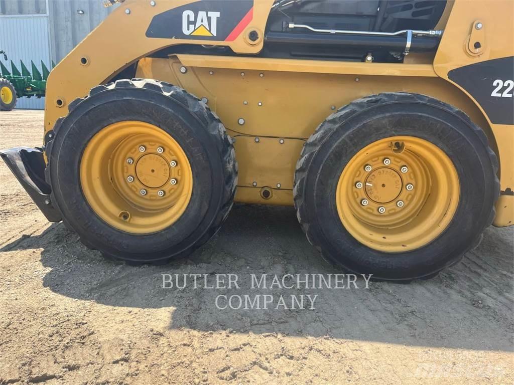CAT 226B3 C3S2 Lietoti riteņu kompaktiekrāvēji