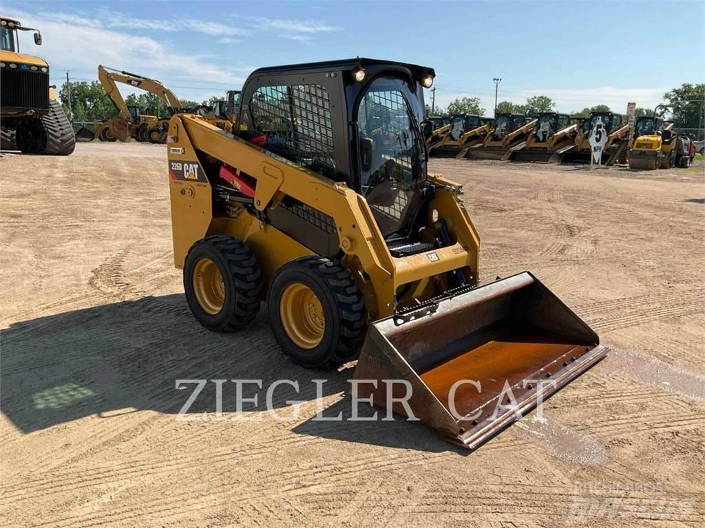 CAT 226D Lietoti riteņu kompaktiekrāvēji
