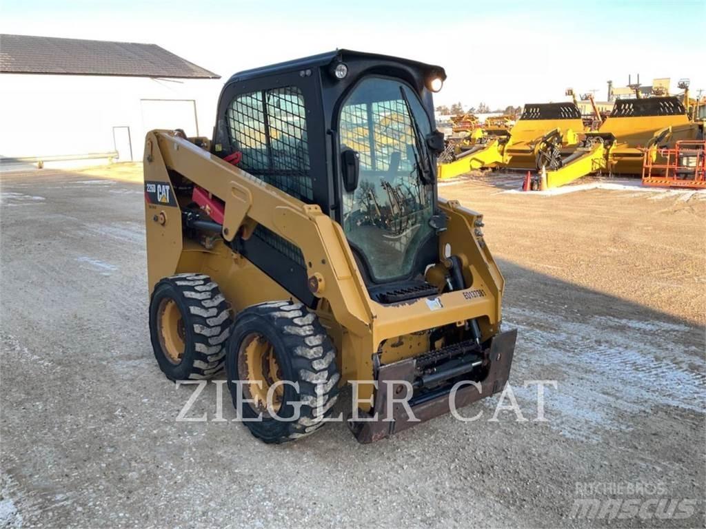 CAT 226D Lietoti riteņu kompaktiekrāvēji