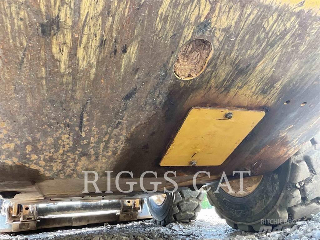 CAT 226D Lietoti riteņu kompaktiekrāvēji