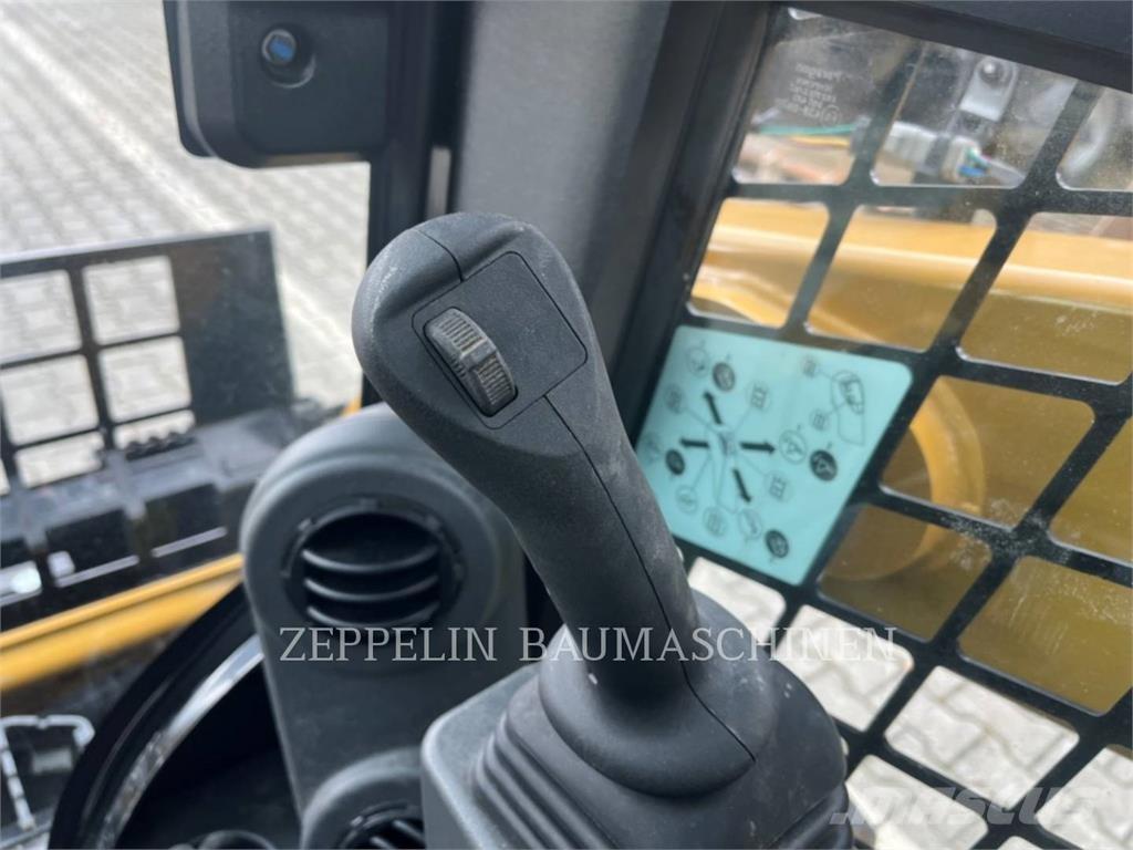 CAT 226D Lietoti riteņu kompaktiekrāvēji