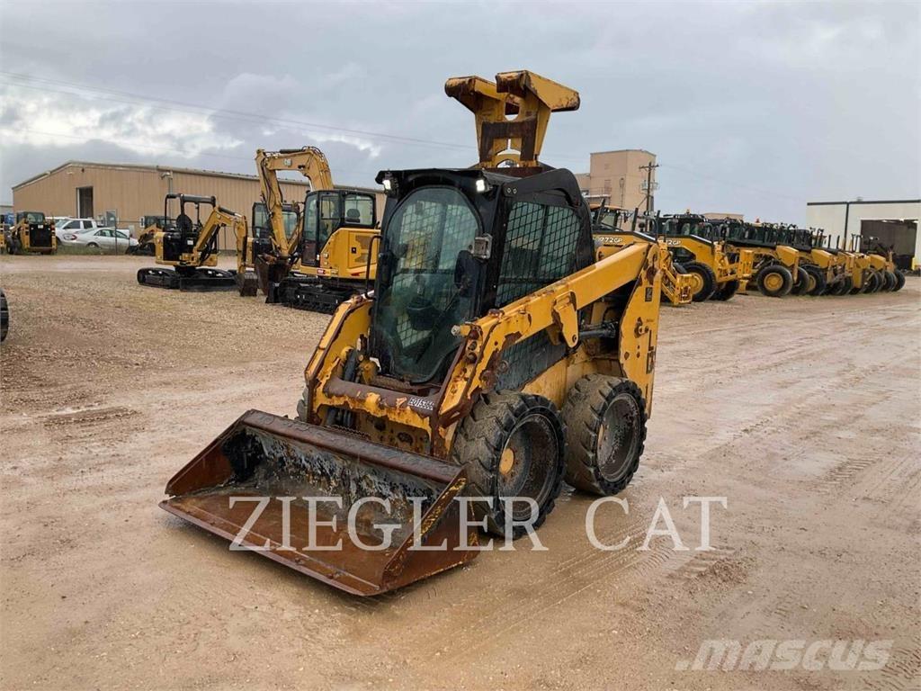 CAT 226D Lietoti riteņu kompaktiekrāvēji