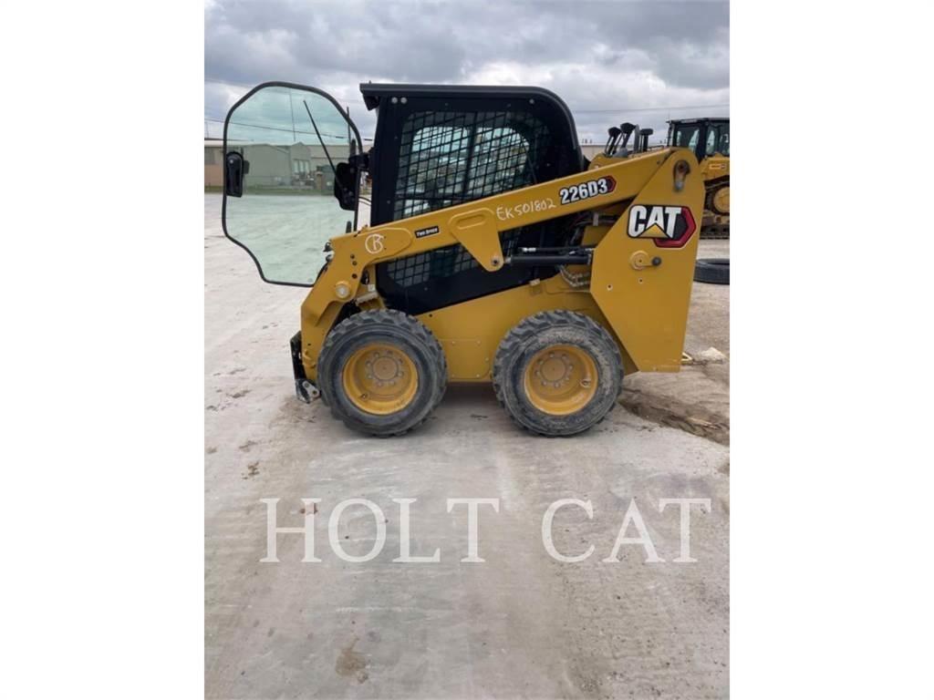 CAT 226D CAB Lietoti riteņu kompaktiekrāvēji