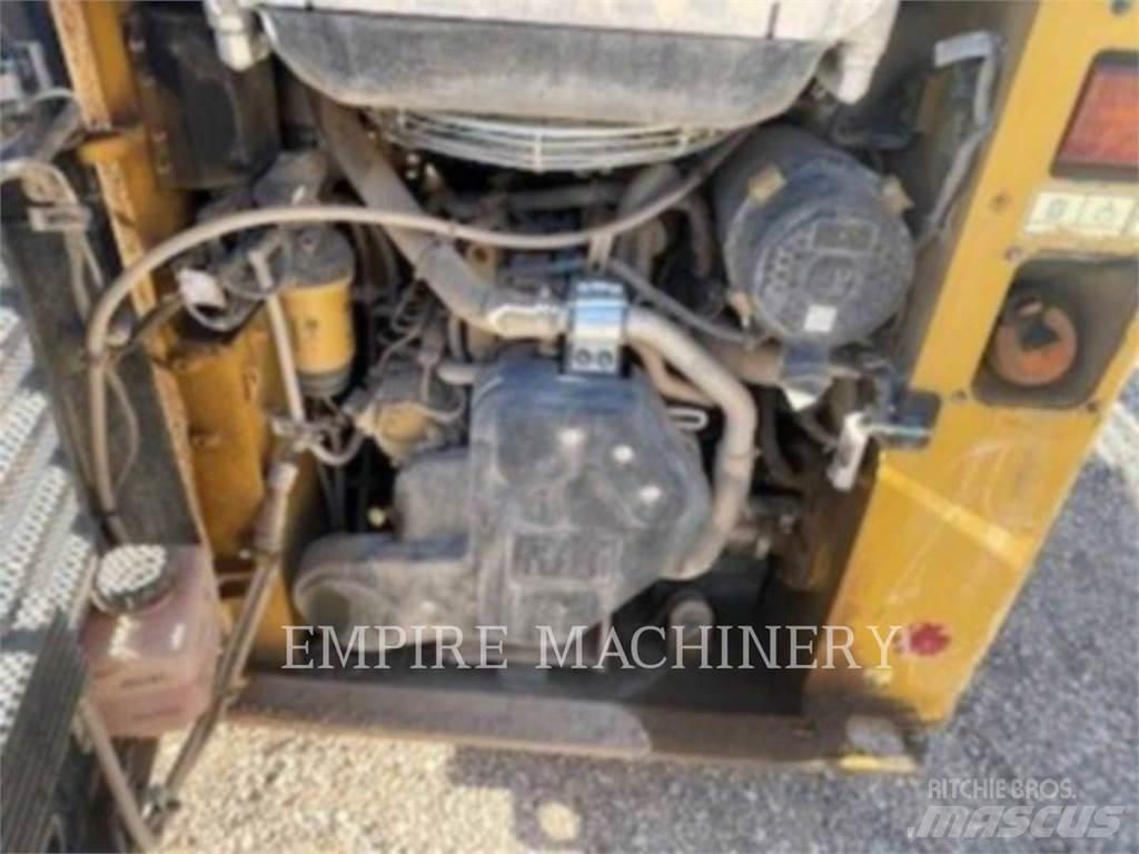 CAT 226D3 Lietoti riteņu kompaktiekrāvēji