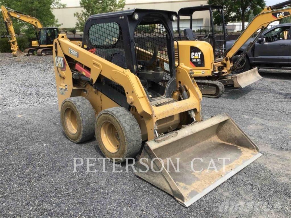 CAT 226D3 Lietoti riteņu kompaktiekrāvēji