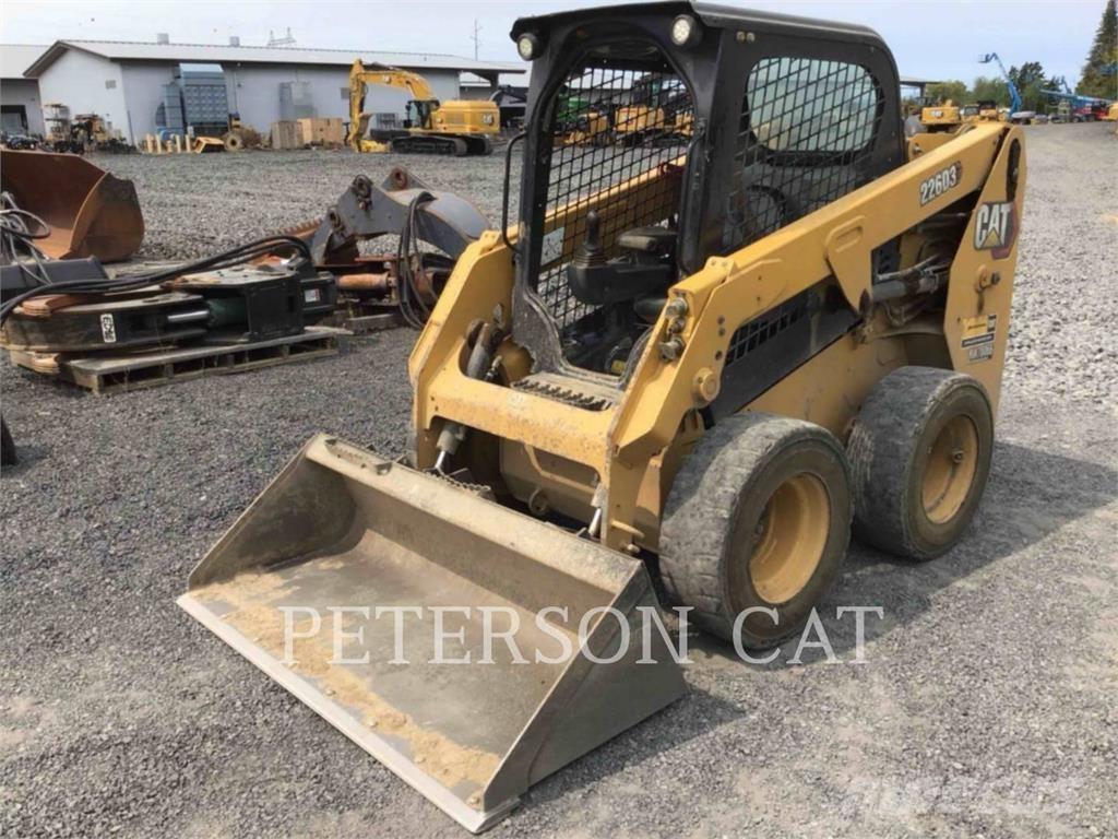 CAT 226D3 Lietoti riteņu kompaktiekrāvēji