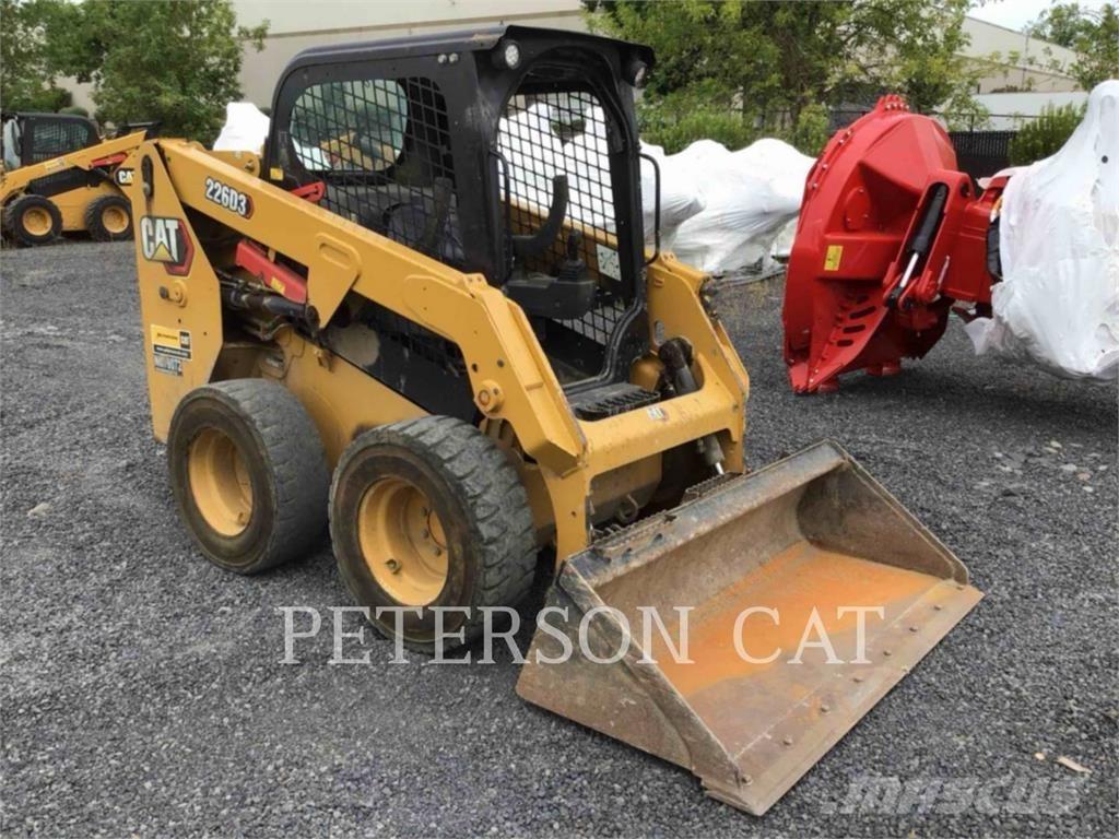 CAT 226D3 Lietoti riteņu kompaktiekrāvēji