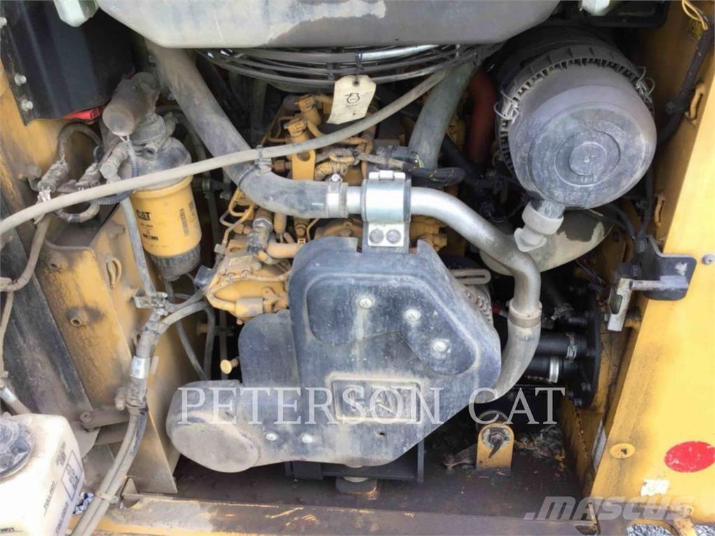 CAT 226D3 Lietoti riteņu kompaktiekrāvēji