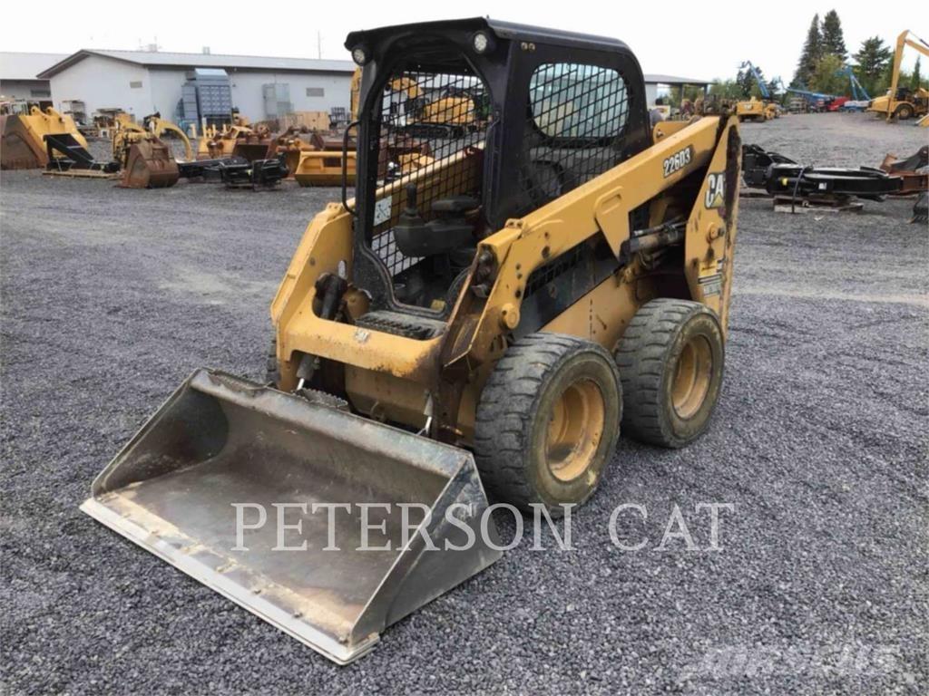 CAT 226D3 Lietoti riteņu kompaktiekrāvēji