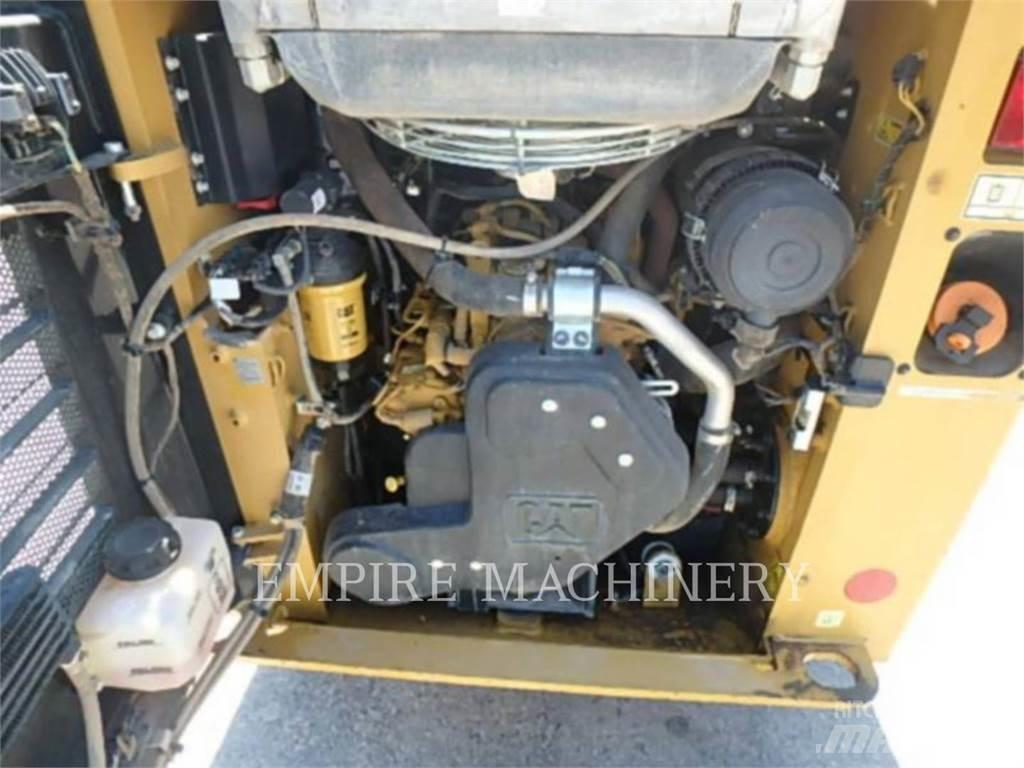 CAT 226D3 Lietoti riteņu kompaktiekrāvēji