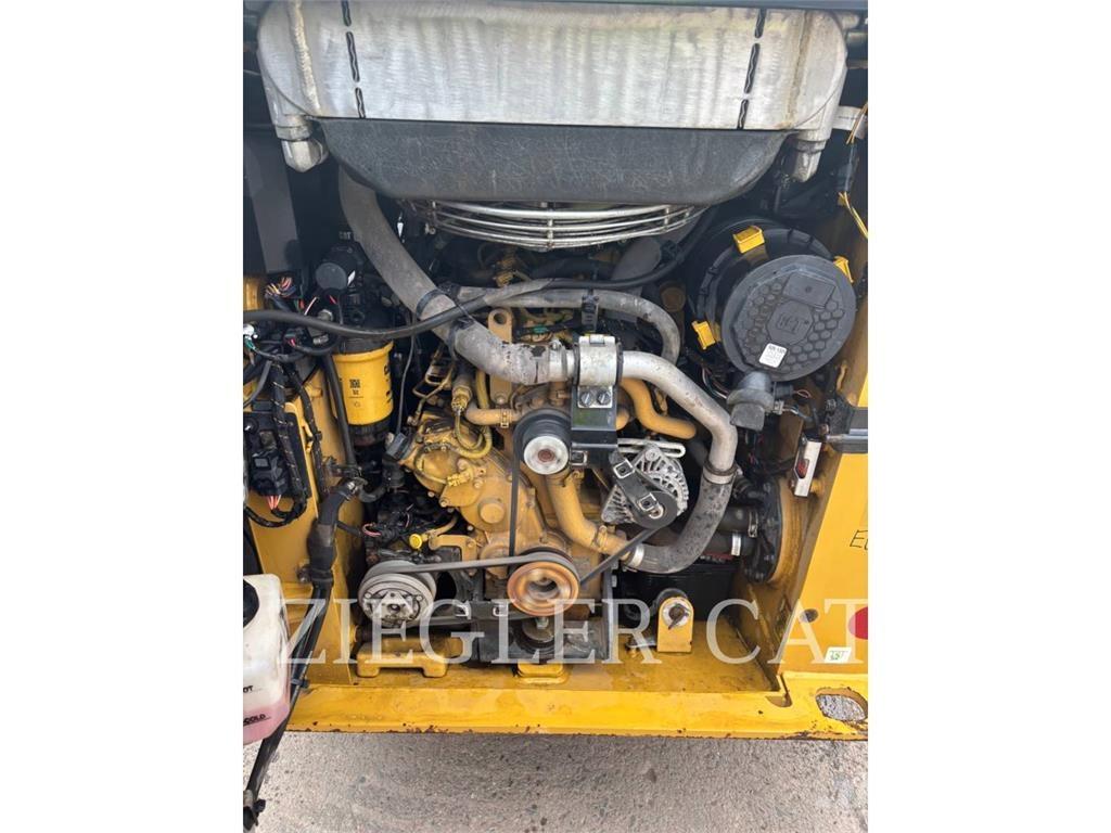 CAT 232D3 Lietoti riteņu kompaktiekrāvēji