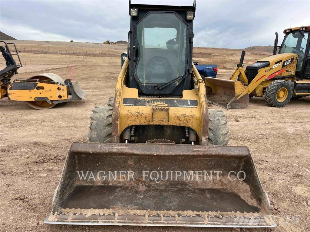 CAT 236B Lietoti riteņu kompaktiekrāvēji