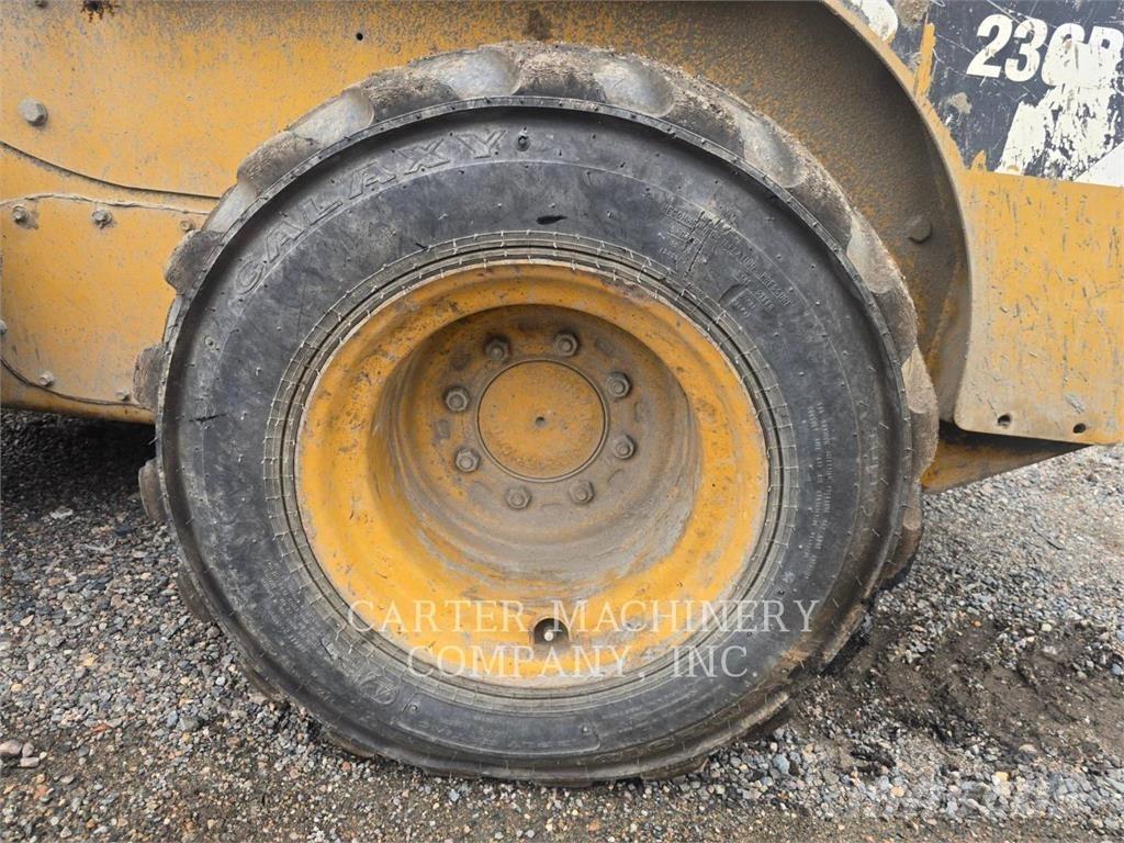 CAT 236B3 Lietoti riteņu kompaktiekrāvēji