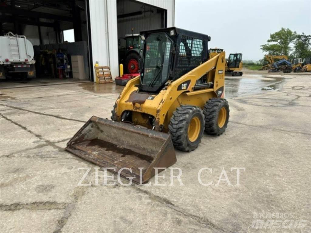 CAT 236B3 Lietoti riteņu kompaktiekrāvēji